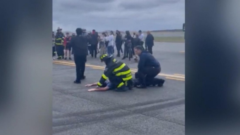 米ＮＹ空港で、旅客機乗客が不審な行動　全員が緊急脱出