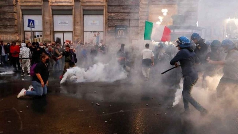Итальянская полиция ответила на протесты против коронавирусной политики