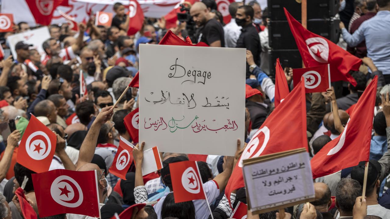 تقرير مصور/ مظاهرة في تونس تطالب باستعادة المسار الديمقراطي