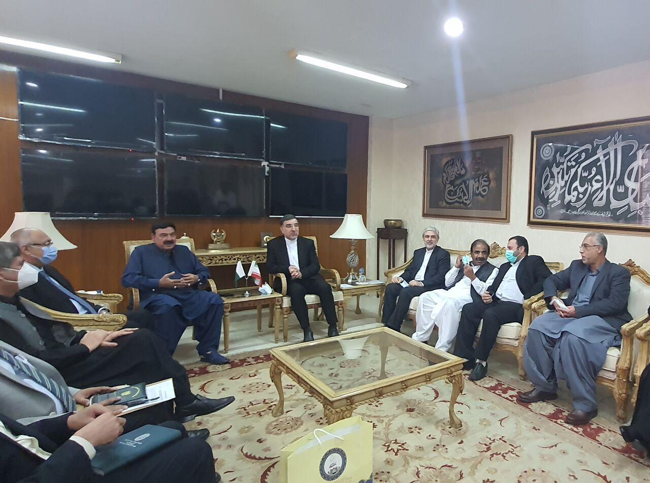 وفد برلماني إيراني يبحث قضايا ذات اهتمام مشترك مع وزير الداخلية الباكستاني