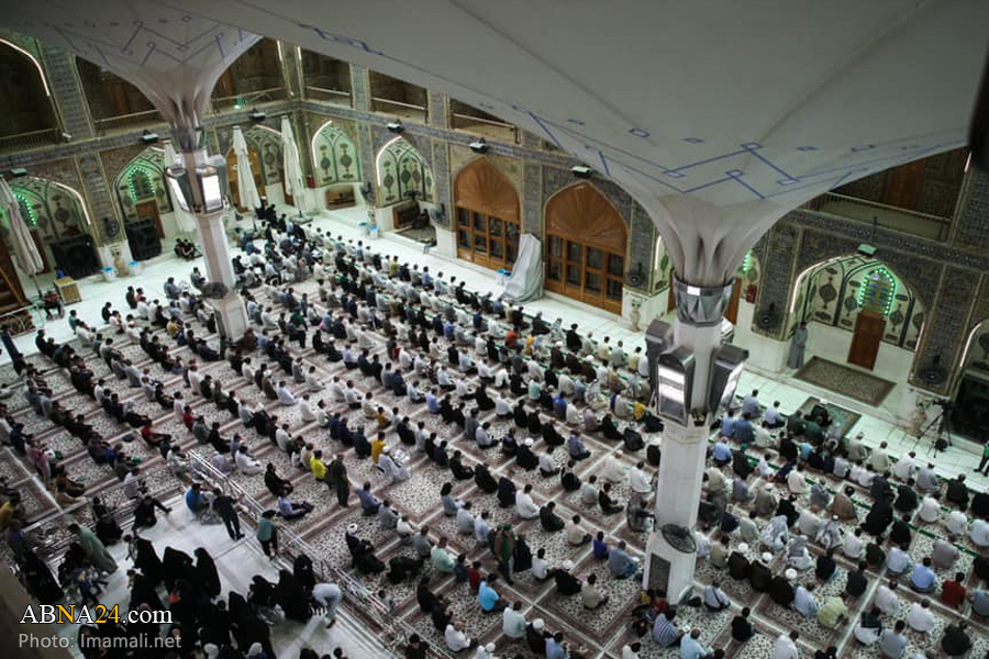 تقرير مصور/ إقامة صلاة الجماعة في رحاب الصحن الحيدري الشريف لأول مرة بعد توقف بسبب جائحة كورونا