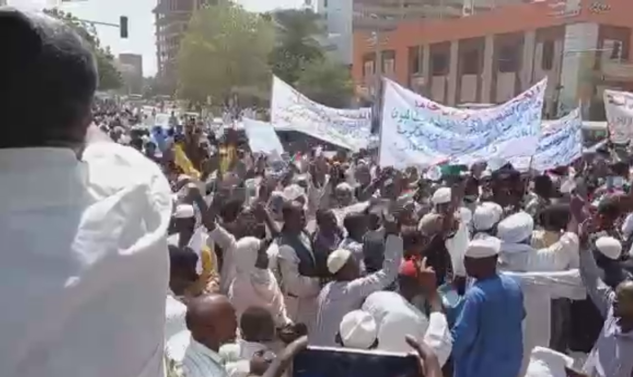 المتظاهرون يحتشدون أمام القصر الرئاسي بالعاصمة السودانية+(صور)