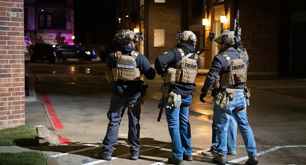Policial é morto e 2 outros são feridos em 'emboscada' perto de boate no Texas