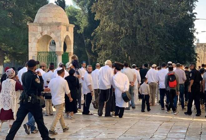 عشرات المستوطنين يجددون تدنيس الأقصى المبارك