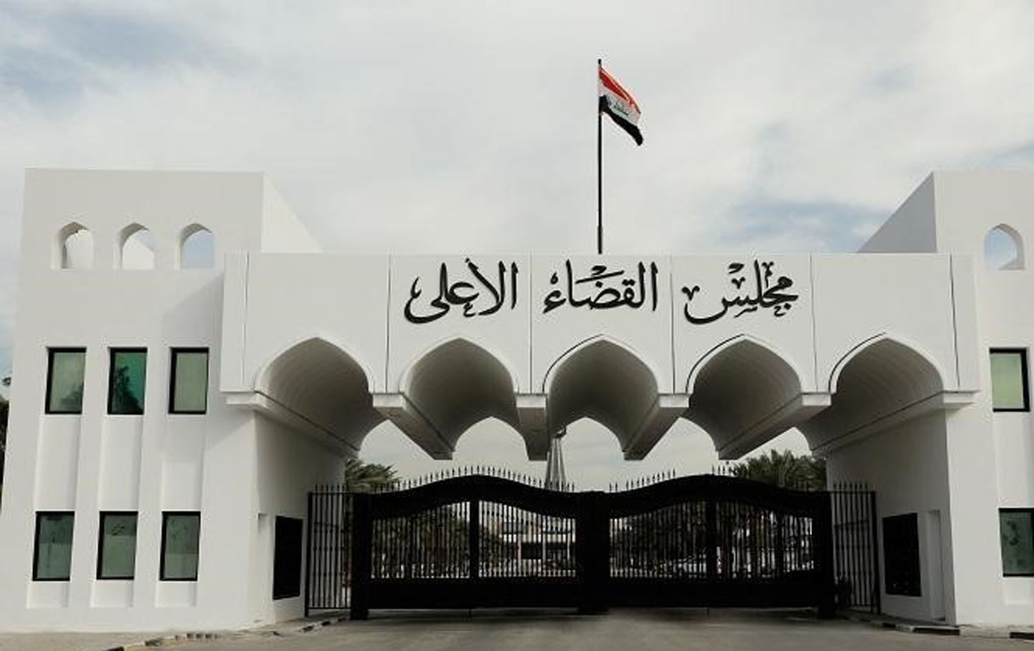 القضاء العراقي يصدر أمر استقدام بحق وزير عراقي ومسؤولين كبار