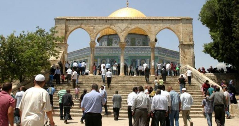 Tens of extremist Jewish settlers defile al-Aqsa Mosque under heavy police protection