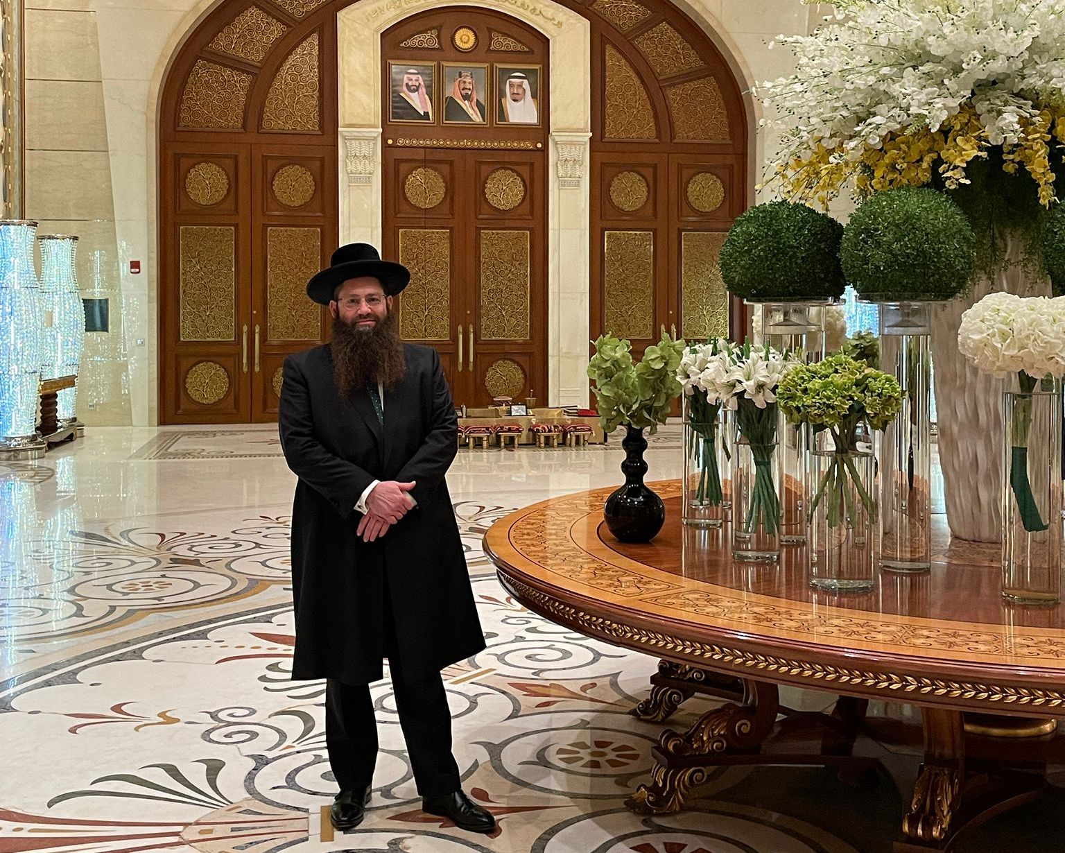 حاخام اسرائيلي يتجول في السعودية ويثير ضجة واسعة! + (فيديو)