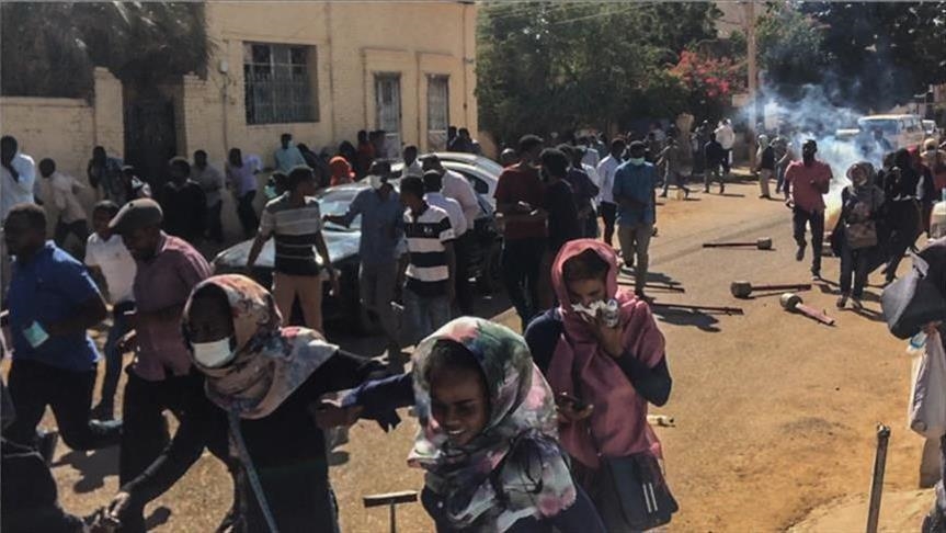 الشرطة تطلق الغاز المسيل للدموع لتفريق المتظاهرين قرب مبنى البرلمان في الخرطوم