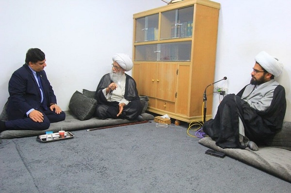آية الله النجفي يستقبل السفير الباكستاني ببغداد