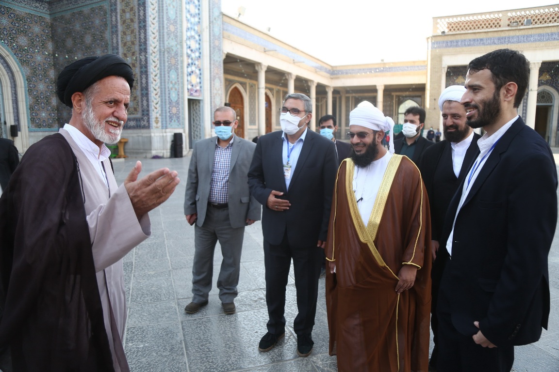 Shia, Sunni guests to 35th Islamic Unity Conference visit holy shrine of Hazrat Masoumeh in Qom