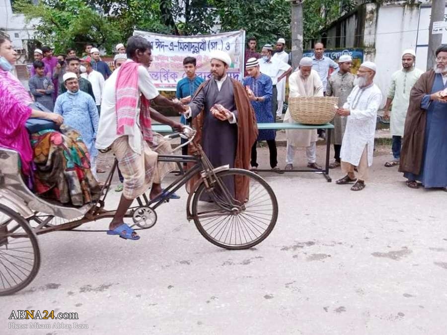 Photos : Distribution d'eau au public à l'occasion de l'anniversaire du prophète Mahomet à Khulna, Bangladesh