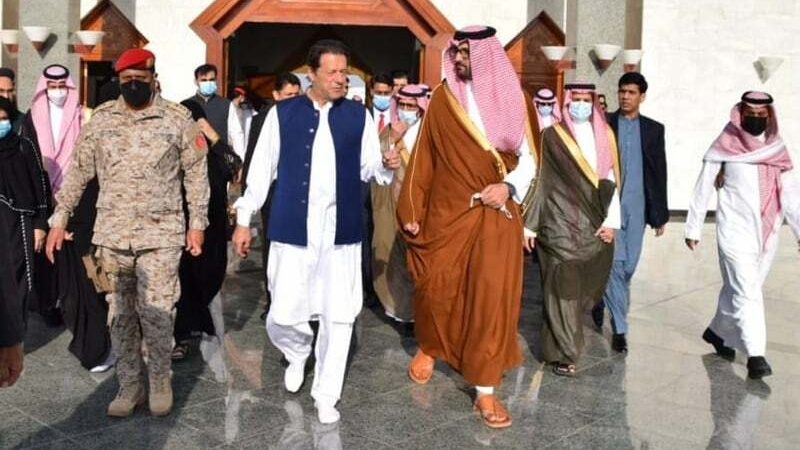پاکستان کے وزیر اعظم عمران خان سعودی عرب پہنچ گئے