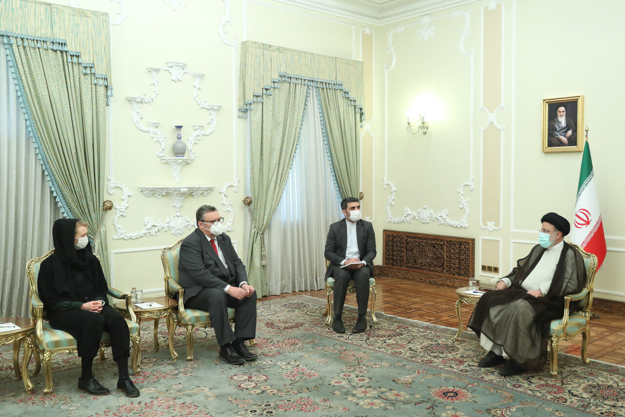 یورپی یونین کو خود کو امریکہ کی توسیع پسندانہ پالیسیوں سے دور رکھنا چاہیے: صدر رئیسی