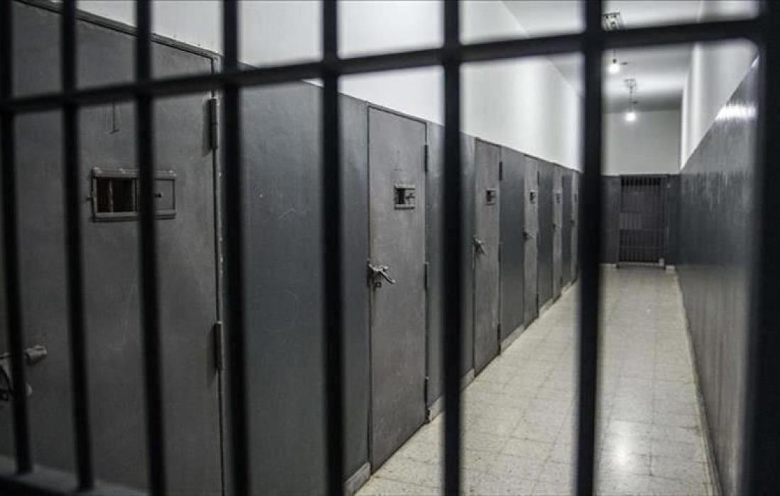 العدو الاسرائيلي يرضخ من جديد لإرادة الاسرى وينهي عزل 26 منهم داخل معتقلاته