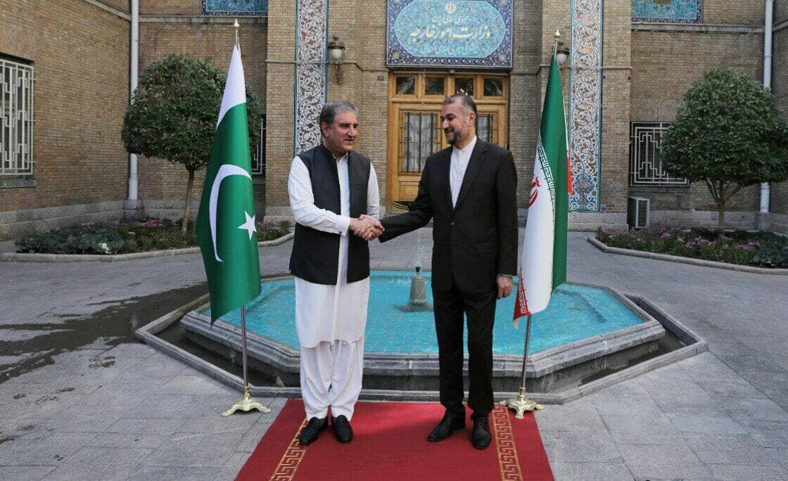 پاکستانی وزیر خارجہ کا تہران دورہ، اپنے ہم منصب سے کی ملاقات