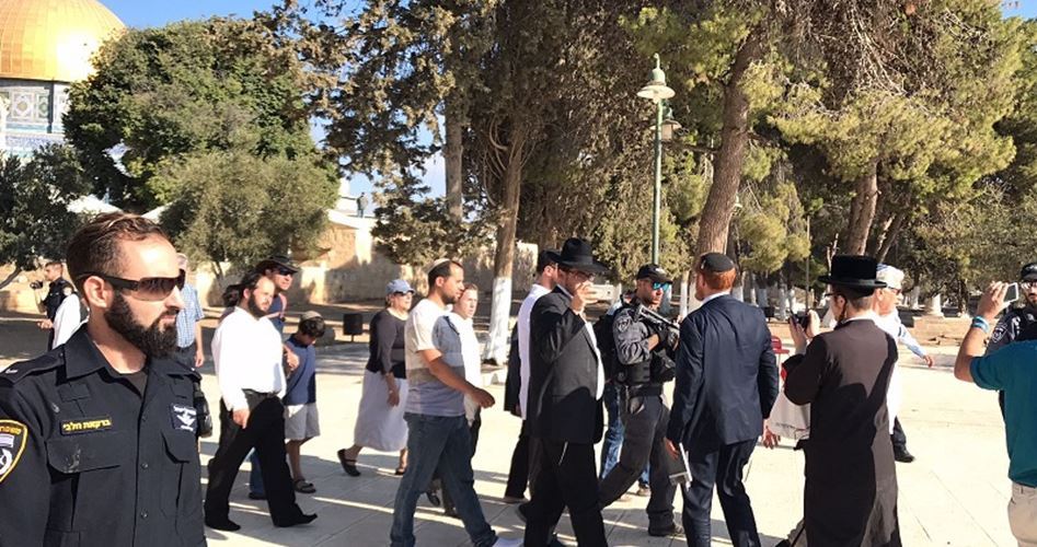 Scores of extremist Jewish settlers defile Aqsa Mosque under police guard