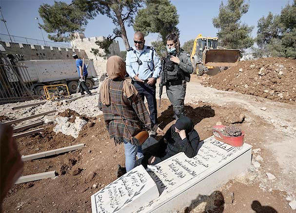 العدو الصهيوني يواصل تجريف "المقبرة اليوسفية" لليوم الثالث على التوالي