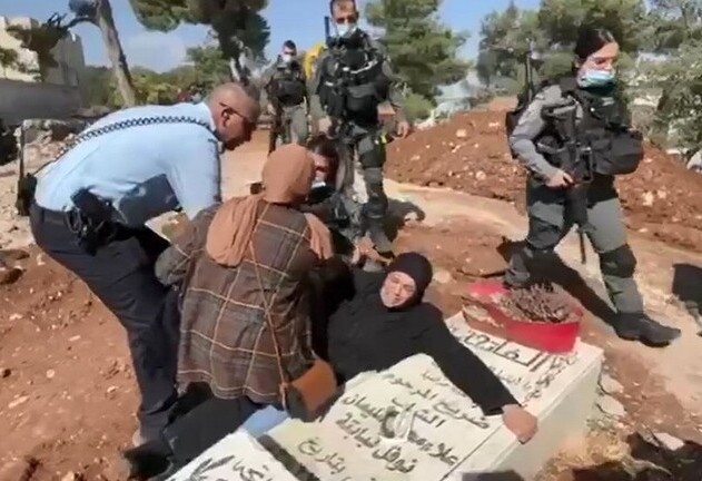 "اتركوني أموت عنده".. أم فلسطينية تتشبث بقبر ابنها في وجه جرافات تجتاح مقبرة مقدسية