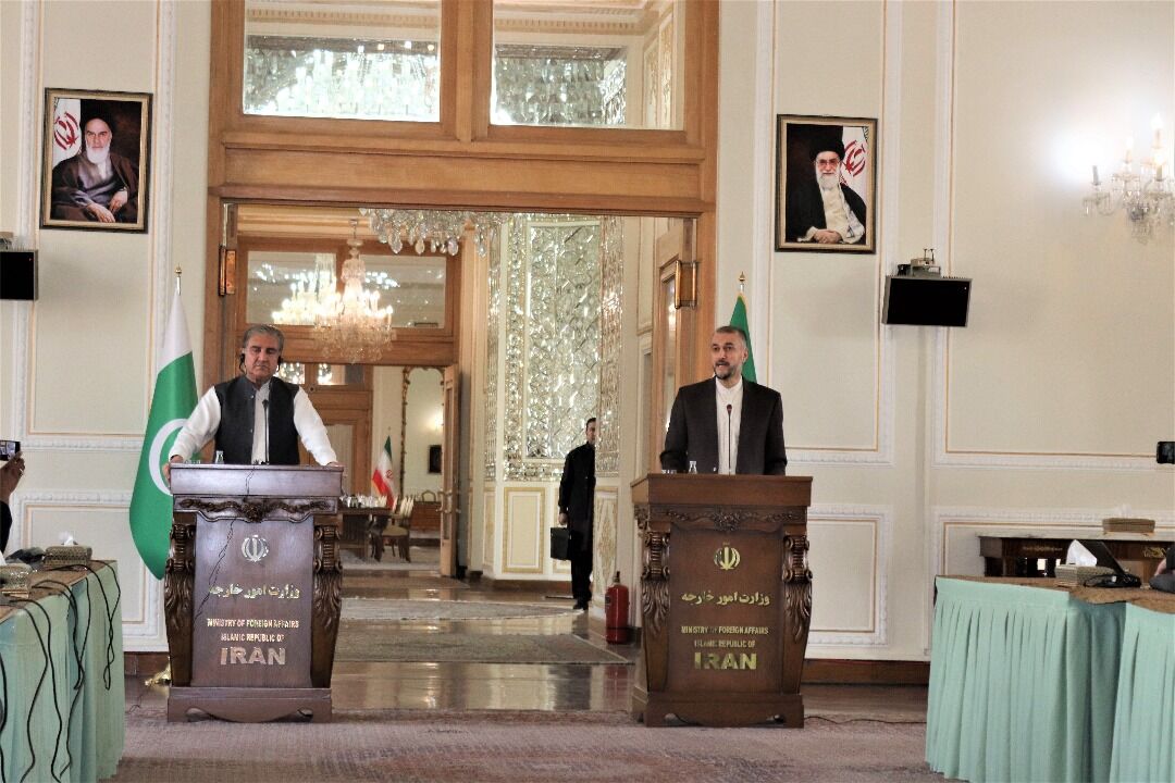 Pakistan considers Iran a close neighbor: FM Qureshi
