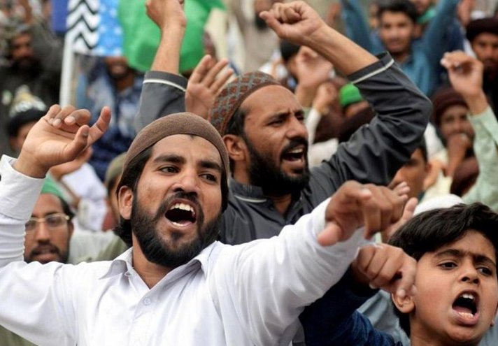 مصرع 3 من الشرطة الباكستانية في لاهور باشتباكات مع حركة محظورة