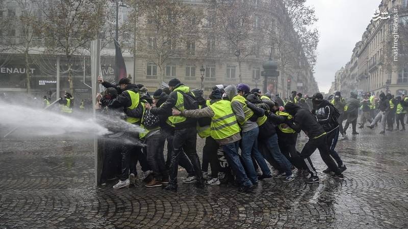 仏警察が、人々に向け催涙ガス弾を発射