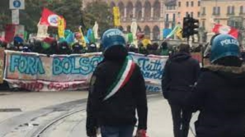 Italia: Bolsonaro a Padova, scontri tra manifestanti e polizia