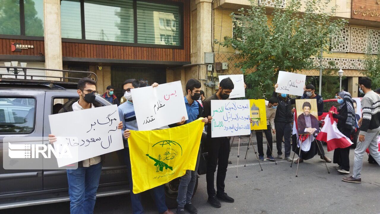 Iranian university students protest Saudi aggression in Yemen