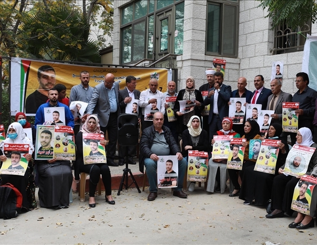 فلسطينيون يطالبون بالإفراج عن معتقلين مضربين عن الطعام