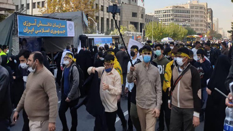 Warga Tehran Peringati "13 Aban" di Depan Bekas Kedubes AS