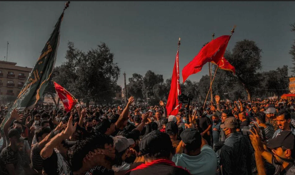 الجماهير الرافضة لنتائج الانتخابات تحاصر بوابات الخضراء في بغداد
