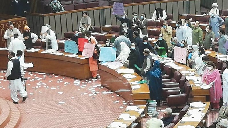 مہنگائی کو لے کر پاکستانی پارلیمنٹ کے دونوں ایوانوں میں اپوزیشن کا ہنگامہ