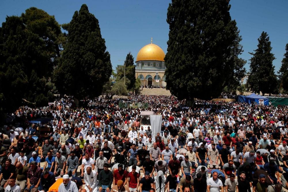 عشرات آلاف الفلسطينيين يؤدون صلاة الجمعة في رحاب "المسجد الأقصى"