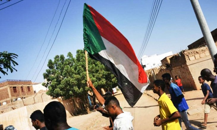 محتجون يغلقون شوارع الخرطوم غداة دعوات لعصيان مدني