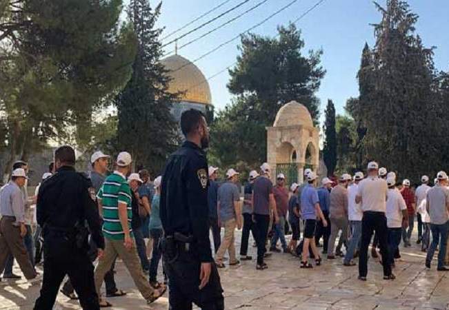 عشرات المستوطنين يجددون اقتحام الأقصى بحماية قوات العدو الإسرائيلي