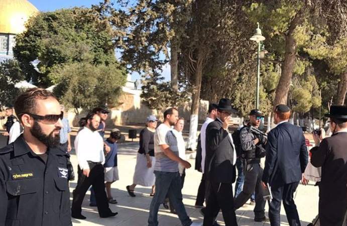 عشرات المستوطنين يدنسون باحات الأقصى المبارك