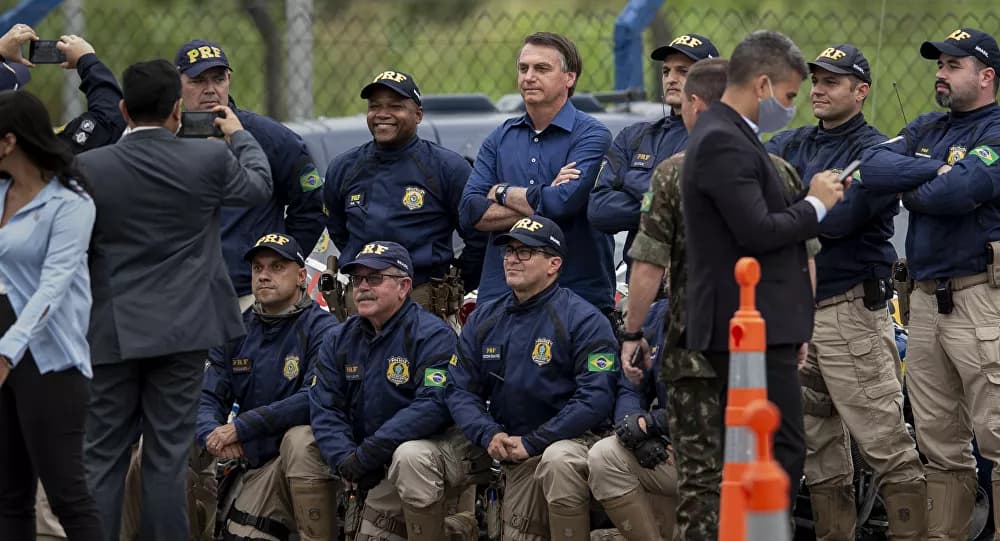 Bolsonaro tenta agradar e promete aumentar vagas em concursos para PF e PRF