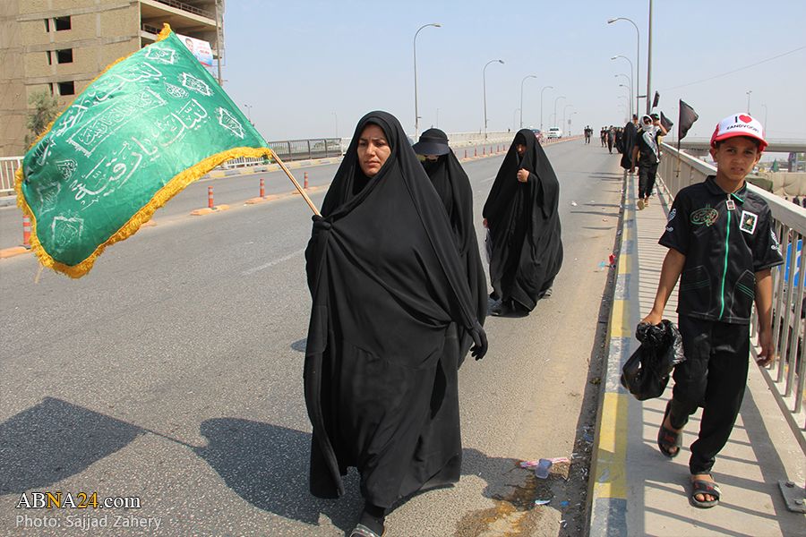 تقرير مصور/ الزوار المشاة من "كربلاء" إلى "النجف الأشرف" لزیارة أمیرالمؤمنین علي(ع) في 28 صفر 1443