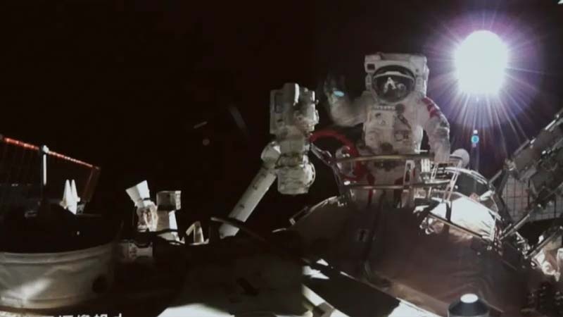 Чинли астронавтлар космос ҝәзинтиси етдиләр
