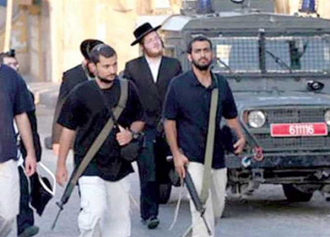 مستوطنون يصيبون أربعة فلسطينيين بعد الاعتداء عليهم بالخليل