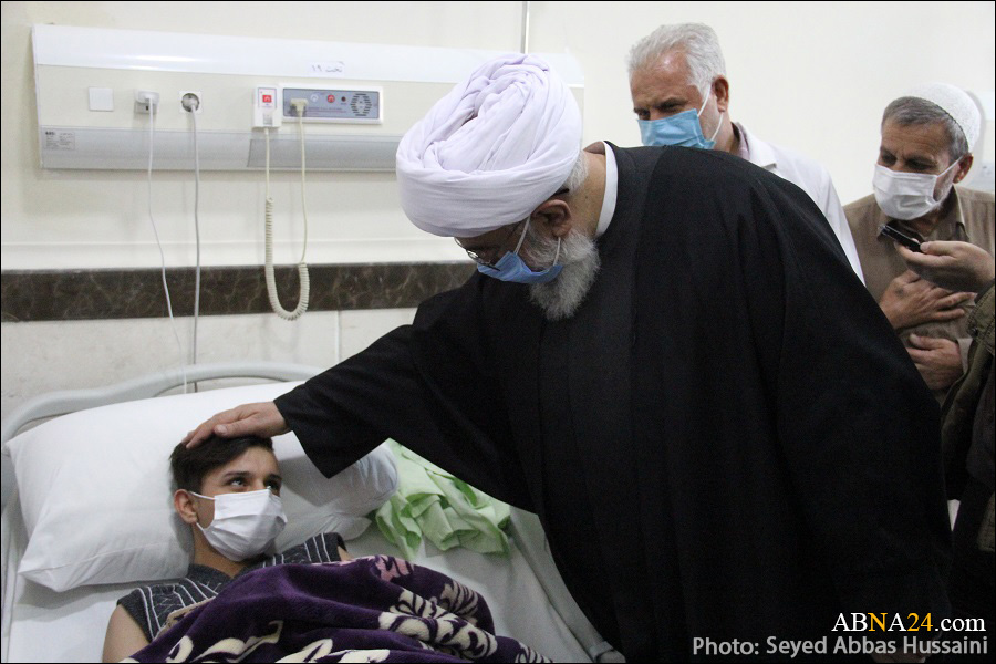 Ayatullah Ramezani Membesuk Korban Luka-Luka Insiden Bom Bunuh Diri di Afghanistan 