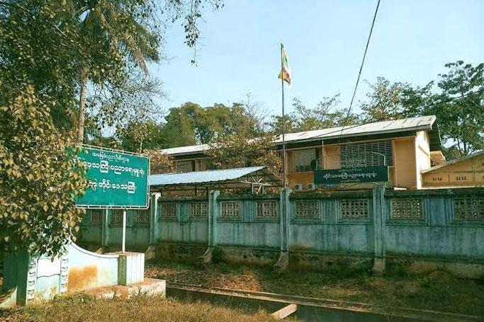 မေကြး စည္ပင္႐ုံးႏွင့္ ပညာေရးမႈး႐ုံးကို ဗုံးပစ္တိုက္ခိုက္