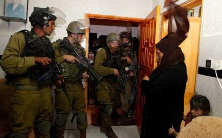 العدو الصهيوني يعتقل امرأتين فلسطينيتين وأسير سابق