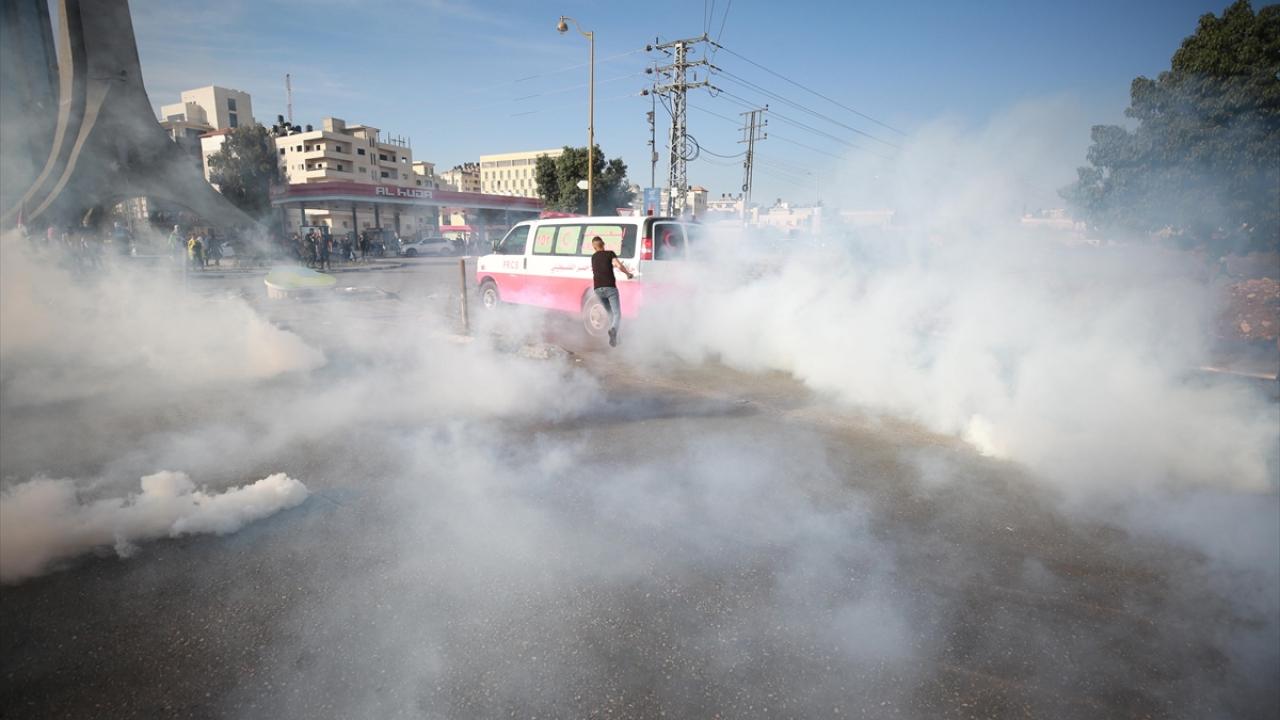 تقرير مصور/ الاحتلال الاسرائيلي يقمع مسيرة سلمية بمناسبة الذكرى الـ17 لرحيل ياسر عرفات