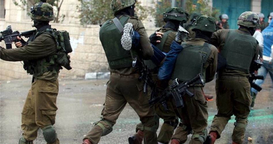 Israeli enemy arrests minor, mother among 10 other Palestinians in West Bank, Occupied al-Quds 