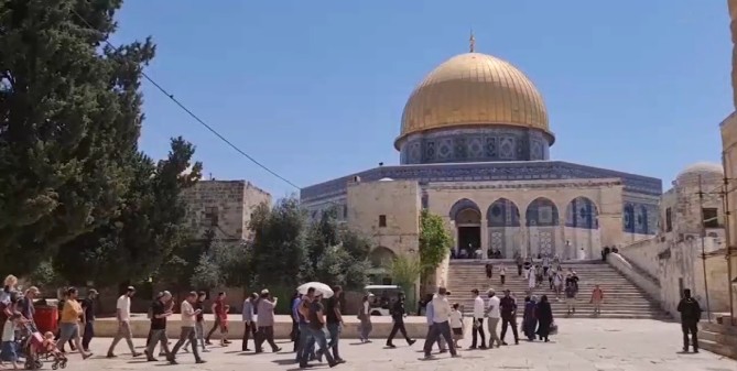 シオニスト入植者集団が、聖地内のアクサーモスクを襲撃
