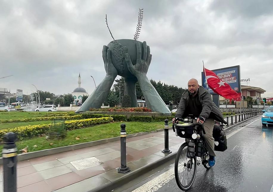 Turkish man pedals around globe to fight Islamophobia, racism