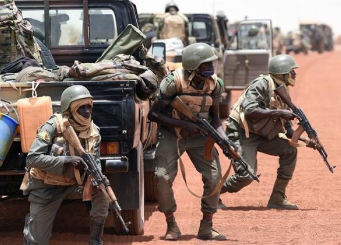 سبعة قتلى و14 جريحاً من الجيش المالي في هجوم استهدف وحدة عسكرية شمال البلاد