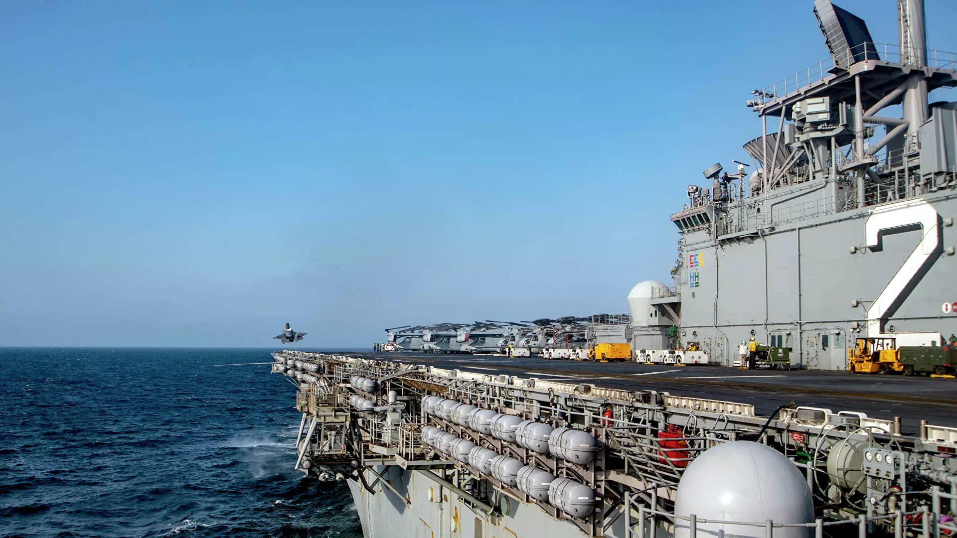 Mídia mostra VÍDEO de alegado helicóptero do Irã sobrevoando navio militar dos EUA em Ormuz
