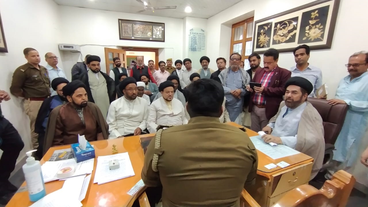 شاتم رسول اور دشمن قرآن مجید وسیم رشدی کے خلاف چوک کوتوالی میں ایف آئی آر کے لیے مولانا کلب جواد نقوی اور دیگر علماء نے تحریر دی
