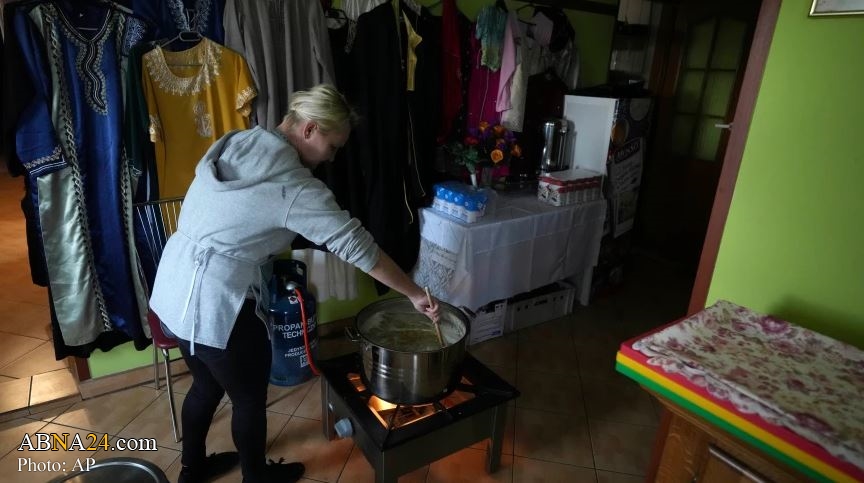 Polish Muslim man helps feed hungry and exhausted migrants and soldiers